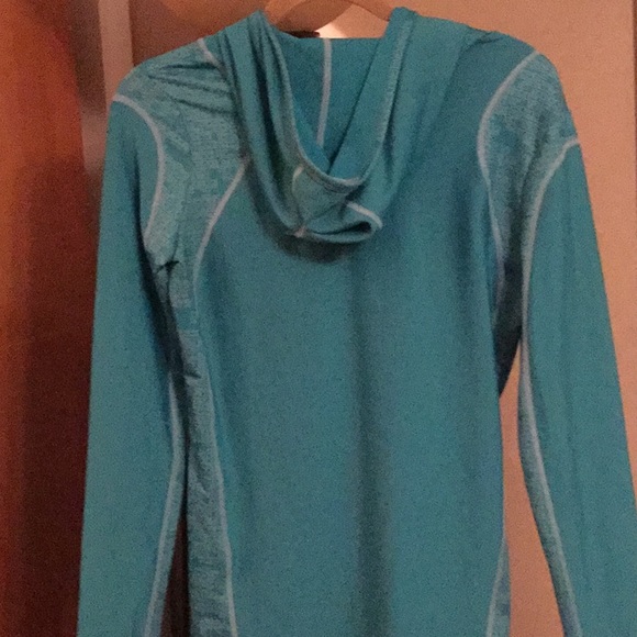 Under Armour Cold Gear pull over top - Picture 4 of 4